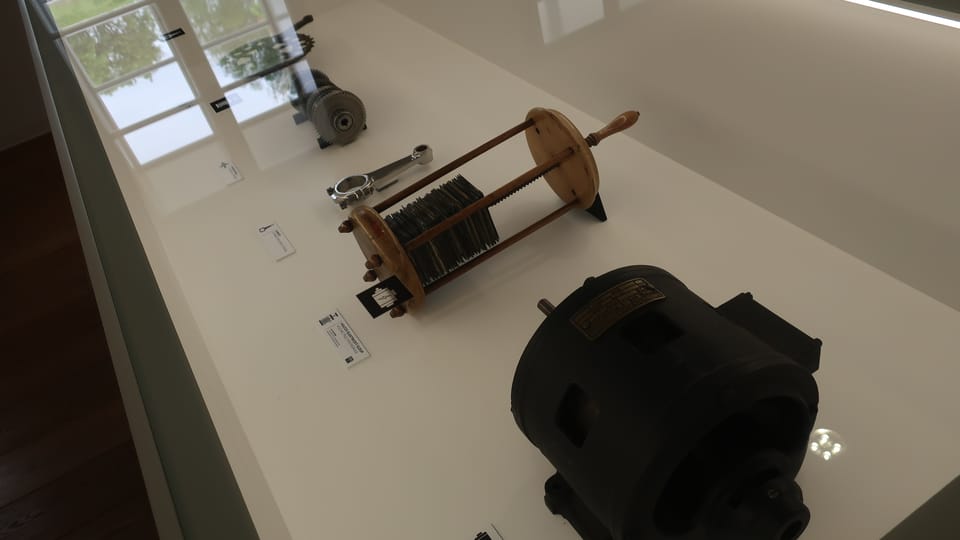 Ausstellung im Geburtshaus, Voltasäule | Foto: Till Janzer, Radio Prague International Ausstellung im Geburtshaus, Voltasäule | Foto: Till Janzer, Radio Prague International