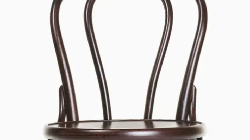 Stuhl 18 | Das Model dieses Stuhls entstand bereits 1876. Durch die Rückenlehne verläuft eine handgebogene Biegung, die die äußere Linie der Rückenlehne kopiert. | Foto: TON design Stuhl 18 | Das Model dieses Stuhls entstand bereits 1876. Durch die Rückenlehne verläuft eine handgebogene Biegung, die die äußere Linie der Rückenlehne kopiert. | Foto: TON design