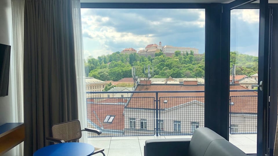 Blick auf die Burg Špilberk vom obersten Stockwerk des Hotels Avion in Brünn | Foto: Vlasta Gajdošíková, Tschechischer Rundfunk Blick auf die Burg Špilberk vom obersten Stockwerk des Hotels Avion in Brünn | Foto: Vlasta Gajdošíková, Tschechischer Rundfunk