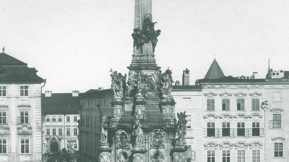 Fotografie der Dreifaltigkeitssäule von Süden aus gesehen  (1860) | Foto repro: Hermann Haubenreisser,  'Sloup Nejsvětější Trojice Olomouc'/Foibos Books