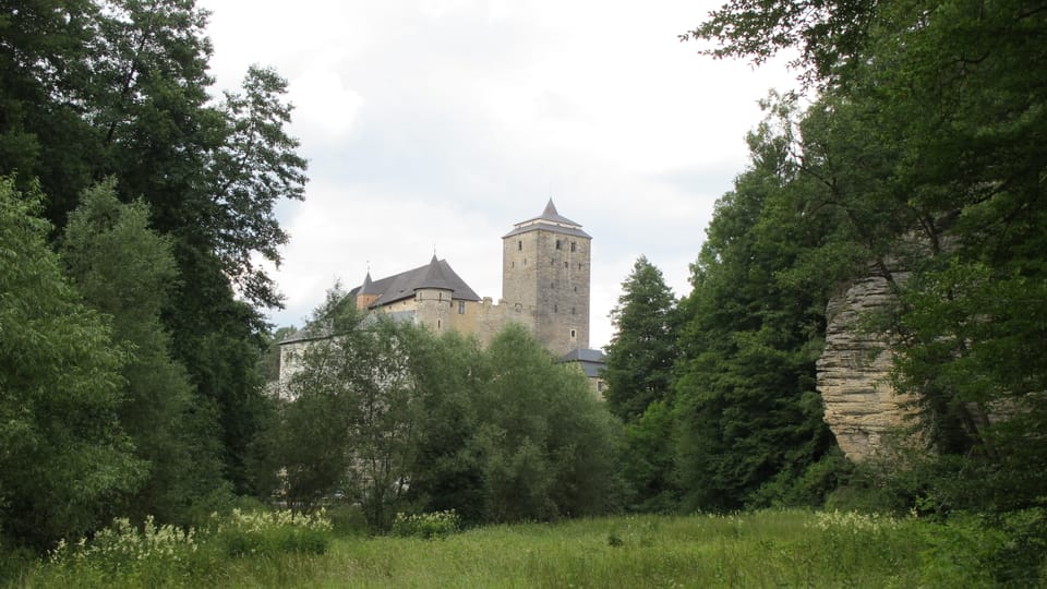 Burg Kost und Plakánek-Tal (Foto: Archiv des Tschechischen Rundfunks - Radio Prague International) Burg Kost und Plakánek-Tal (Foto: Archiv des Tschechischen Rundfunks - Radio Prague International)
