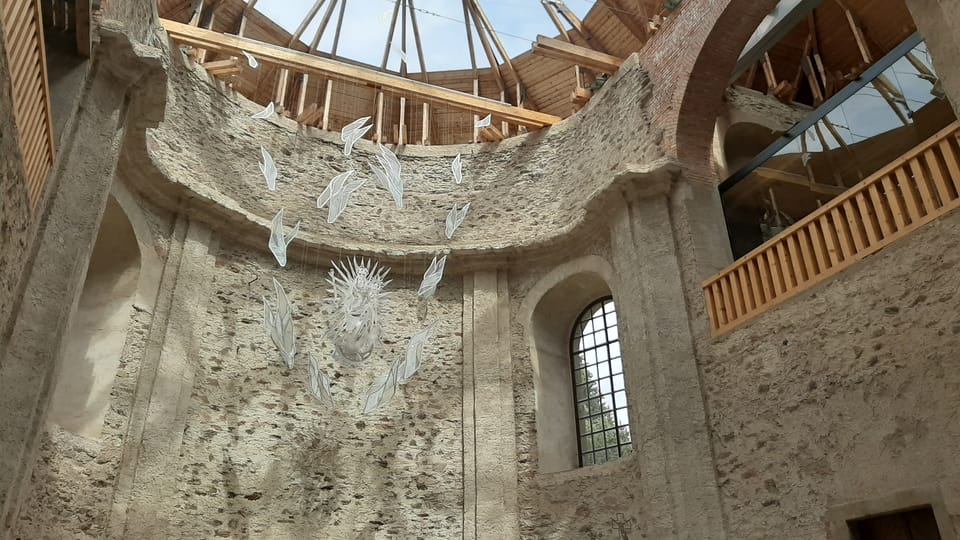 Optische Figur der Jungfrau Maria und Glasdach, durch das man vom Kirchenschiff in den Himmel schauen kann (Foto: Lenka Žižková) Optische Figur der Jungfrau Maria und Glasdach, durch das man vom Kirchenschiff in den Himmel schauen kann (Foto: Lenka Žižková)