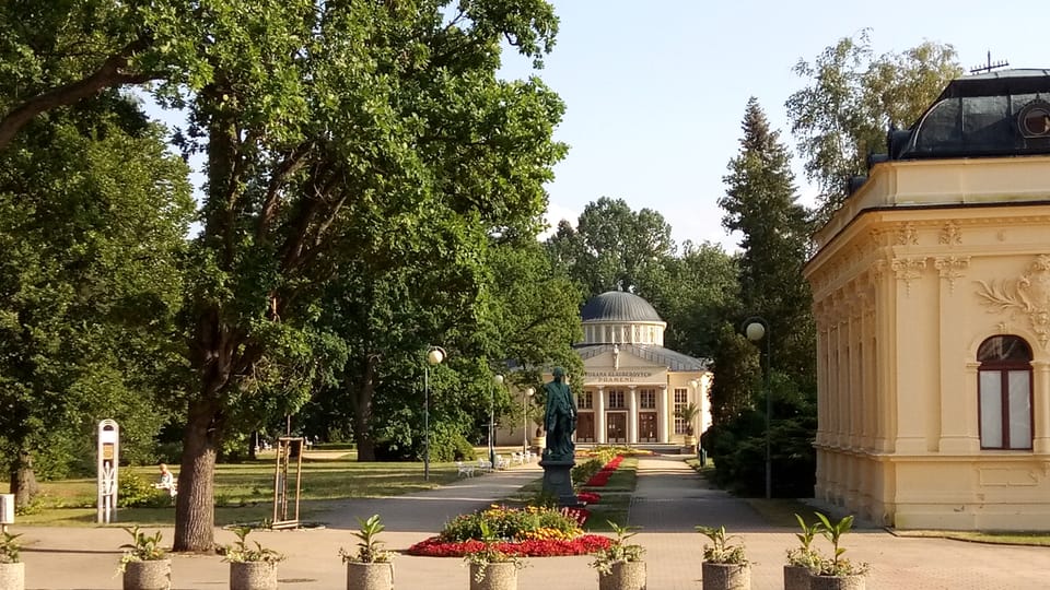 Trinkhalle der Glauberbrunnen und Denkmal des Kaisers Joseph II. (Foto: Klára Stejskalová) Trinkhalle der Glauberbrunnen und Denkmal des Kaisers Joseph II. (Foto: Klára Stejskalová)