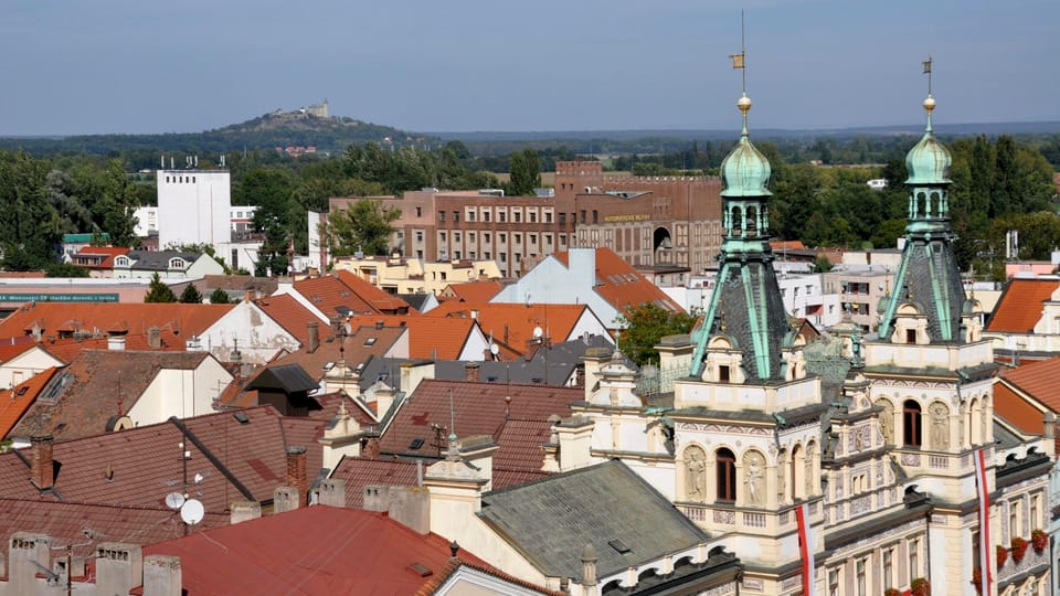 Blick über die Türme des Rathauses auf den Berg Kunětice | Foto: Šárka Kuchtová,  Tschechischer Rundfunk