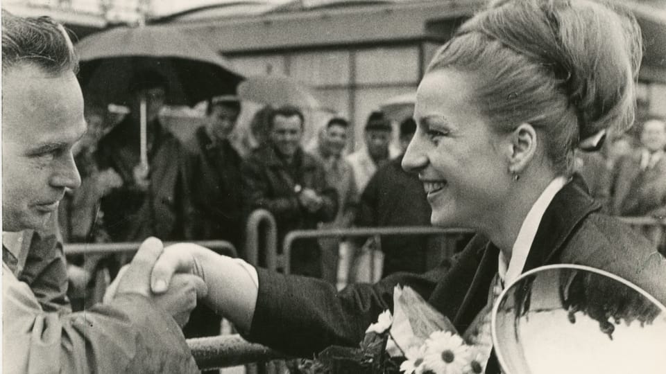 Die Turnerin Věra Čáslavská bei ihrer Rückkehr von den Europameisterschaften in Amsterdam,  1967 | Foto: Dagmar Hochová,  Moravian Gallery Brno
