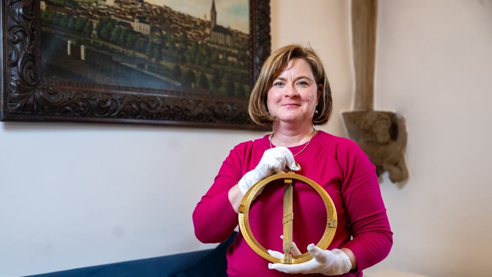 Die Äquatorialsonnenuhr von Anton Braun in den Händen von Lenka Mazačová,  der Direktorin des Silbermuseums | Foto: České muzeum stříbra