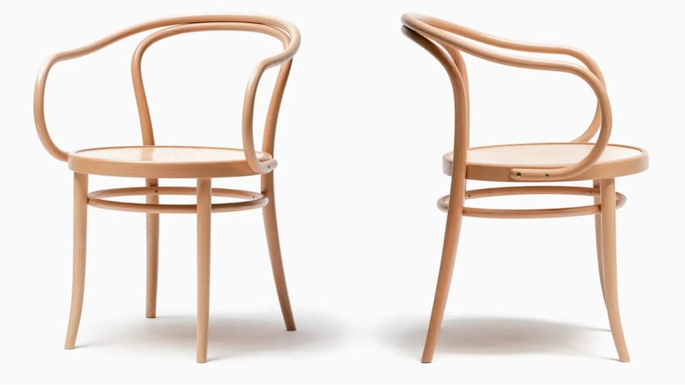 Armlehnstuhl 30  |  Der Armlehnstuhl mit einer freien Rückenlehne ist ein Modell aus der traditionellen Produktlinie von TON. | Foto: TON design