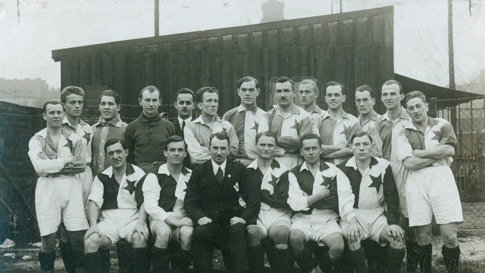 Josef Laufer mit Slavia Prag 1923 | Foto: Nationalmuseum in Prag, eSbírky, CC BY 4.0 DEED Josef Laufer mit Slavia Prag 1923 | Foto: Nationalmuseum in Prag, eSbírky, CC BY 4.0 DEED