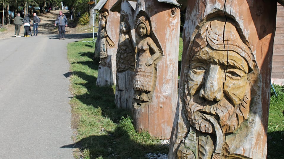 Holzskulpturen in Pustevny  (Foto: Ondřej Tomšů)