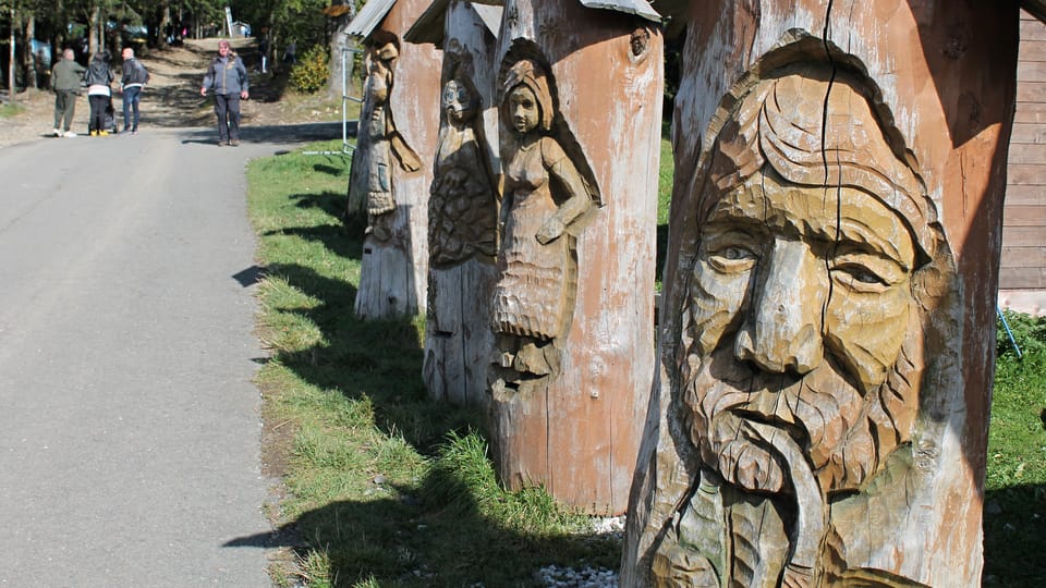 Holzskulpturen in Pustevny (Foto: Ondřej Tomšů) Holzskulpturen in Pustevny (Foto: Ondřej Tomšů)