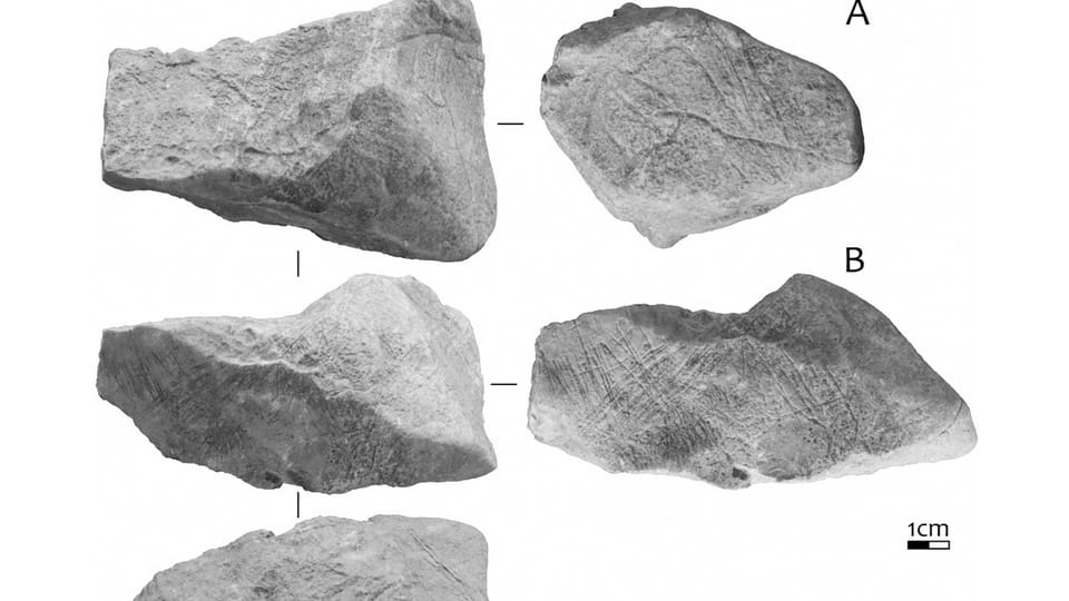 Eingravierter Kalksteinblock aus der Höhle „Švédův stůl“ im Mährischen Karst | Foto: Langley,  M.C.,  Škrdla,  P.,  Kmošek,  M. et al. Engraved Limestone Block from Švédův stůl Cave,  Czech Republic,  2026 / ARÚ AV ČR