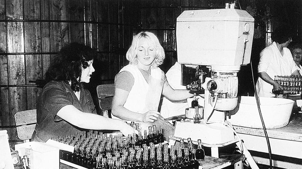 Abfüllminiaturen im Ausgleich, um 1977 | Foto: Marcel Sladkowski: "Království slivovice - Osudy palírníků a palíren ve Vizovicích" / RUDOLF JELÍNEK a.s. Abfüllminiaturen im Ausgleich, um 1977 | Foto: Marcel Sladkowski: "Království slivovice - Osudy palírníků a palíren ve Vizovicích" / RUDOLF JELÍNEK a.s.
