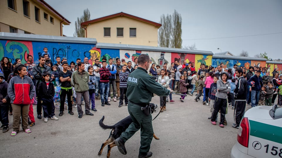 Fotoreihe „A wall runs through it“ Thema: Roma in der Ostslowakei | Foto: Björn Steinz