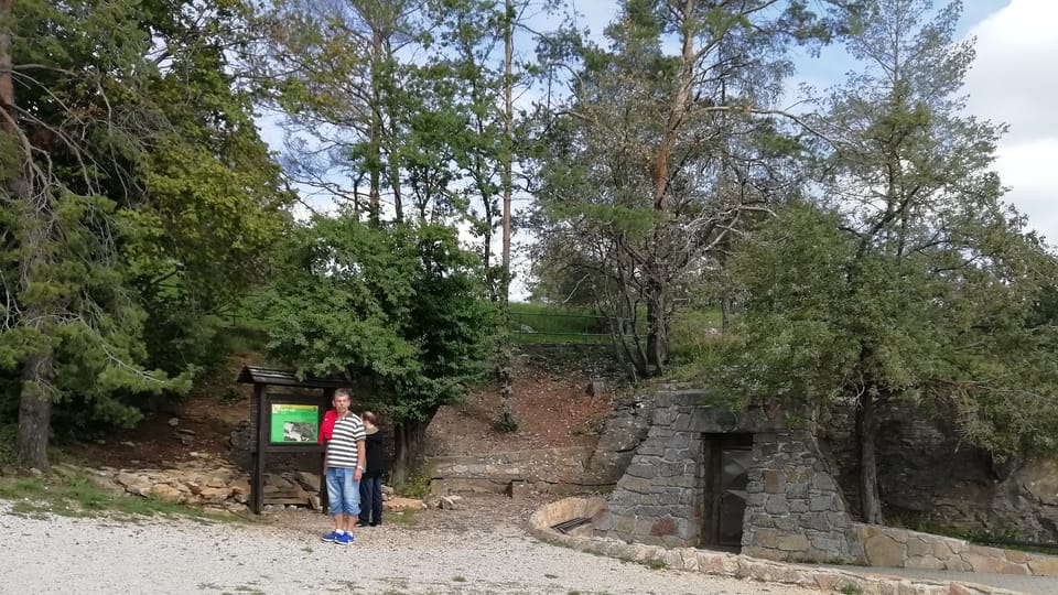 Eingang zur Koněprusy Höhlen (Foto: Lenka Žižková) Eingang zur Koněprusy Höhlen (Foto: Lenka Žižková)