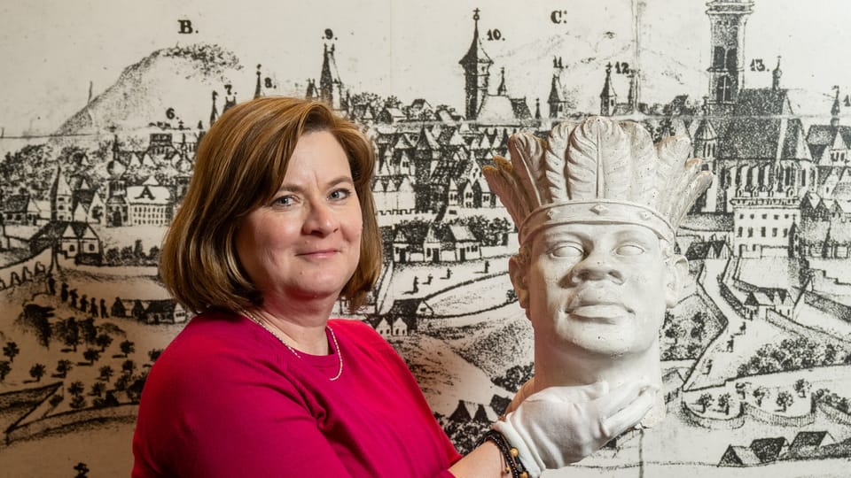 Die Direktorin des Silbermuseums, Lenka Mazačová, mit einem Gipsmodell eines Indianerkopfes | Foto: České muzeum stříbra Die Direktorin des Silbermuseums, Lenka Mazačová, mit einem Gipsmodell eines Indianerkopfes | Foto: České muzeum stříbra