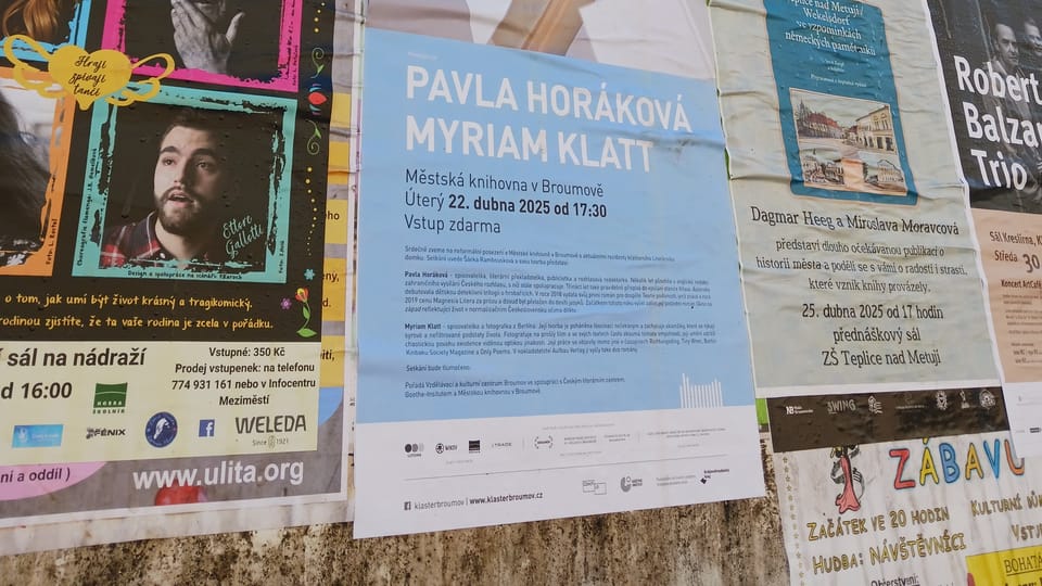 Einladung zum Literaturcafé mit den Literaturresidentinnen an der Plakatwand in Broumov | Foto: Daniela Honigmann,  Radio Prague International