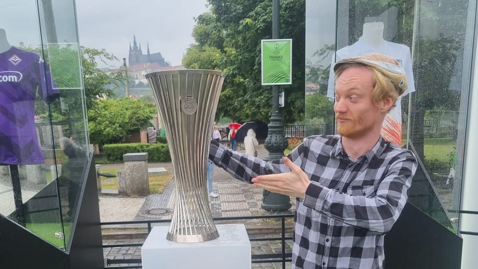 Jörg präsentiert den Pokal | Foto: Jörg Pranger, Radio Prague International Jörg präsentiert den Pokal | Foto: Jörg Pranger, Radio Prague International