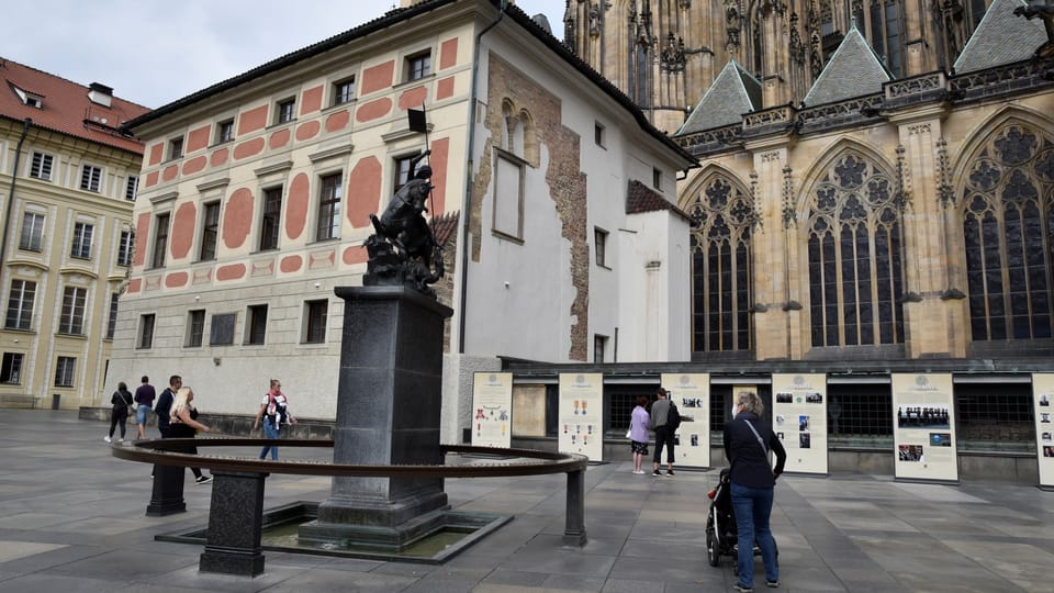 Springbrunnen von Plečnik auf dem dritten Burghof mit der gotischen Statue des Hl. Georg | Foto: Barbora Němcová, Radio Prague International Springbrunnen von Plečnik auf dem dritten Burghof mit der gotischen Statue des Hl. Georg | Foto: Barbora Němcová, Radio Prague International