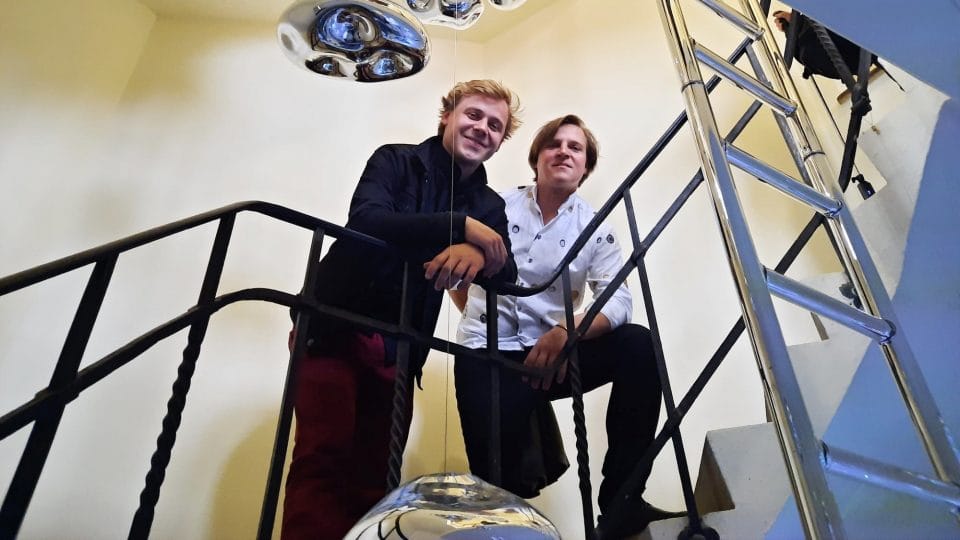 Die Autoren der Leiter sind Künstler und Designer, die Brüder Jan und Ondřej Salanský | Foto: Tomáš Mařas, Tschechischer Rundfunk Die Autoren der Leiter sind Künstler und Designer, die Brüder Jan und Ondřej Salanský | Foto: Tomáš Mařas, Tschechischer Rundfunk