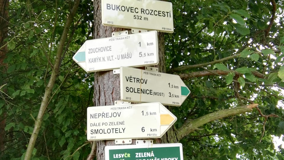 Wanderwegekreuzung bei Solenice (Foto: Lenka Žižková) Wanderwegekreuzung bei Solenice (Foto: Lenka Žižková)