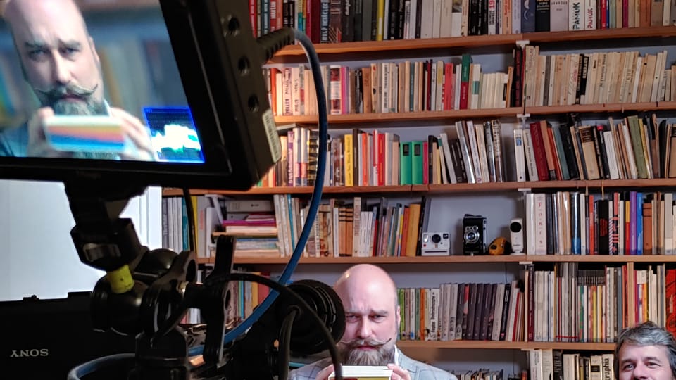 Buchgrafiker und Typograf Martin Pecina, Regisseur Jakub Skalický während der Dreharbeiten „Identity“ | Foto: Projekt Identita Buchgrafiker und Typograf Martin Pecina, Regisseur Jakub Skalický während der Dreharbeiten „Identity“ | Foto: Projekt Identita