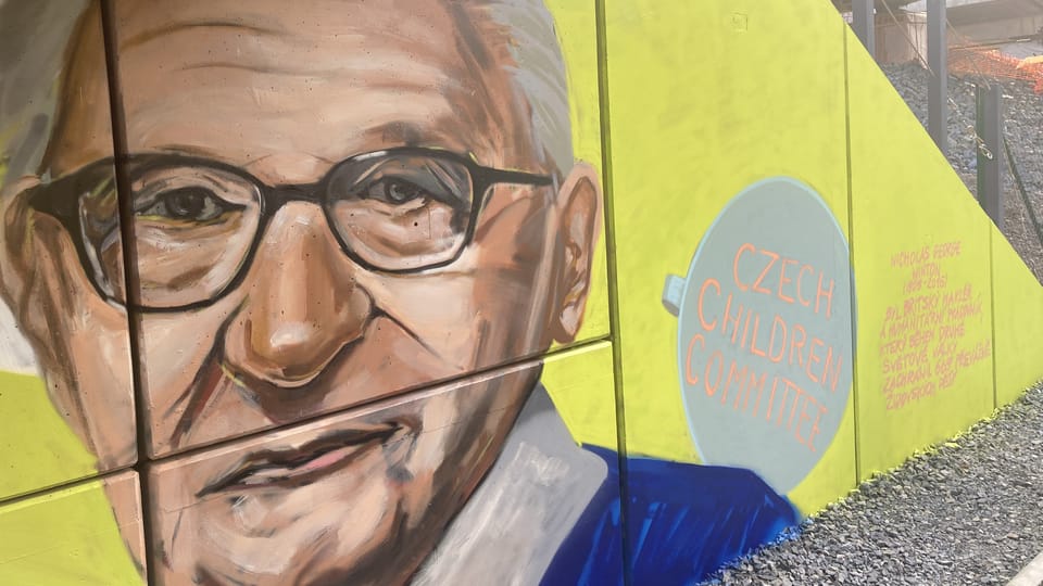 Die Porträts von Nicholas Winton wurden von der Künstlerin Toy-Box an den Wänden des ersten Tunnels unter der Bahnlinie entworfen | Foto: Alexis Rosenzweig, Radio Prague International Die Porträts von Nicholas Winton wurden von der Künstlerin Toy-Box an den Wänden des ersten Tunnels unter der Bahnlinie entworfen | Foto: Alexis Rosenzweig, Radio Prague International