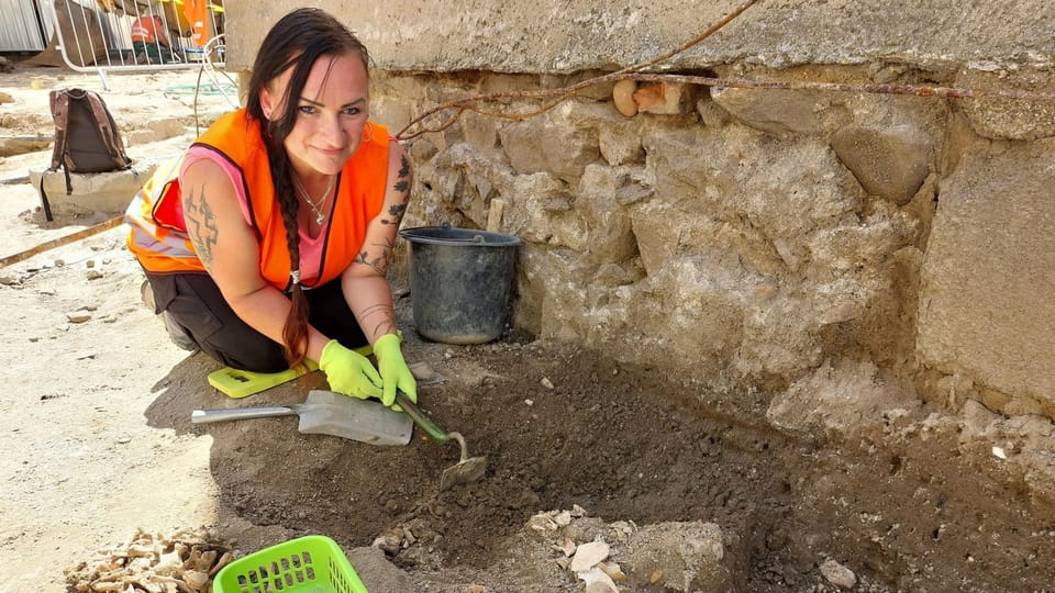 Archäologen bei Arbeiten rund um die Kirche | Foto: Irena Šarounová, Tschechischer Rundfunk Archäologen bei Arbeiten rund um die Kirche | Foto: Irena Šarounová, Tschechischer Rundfunk