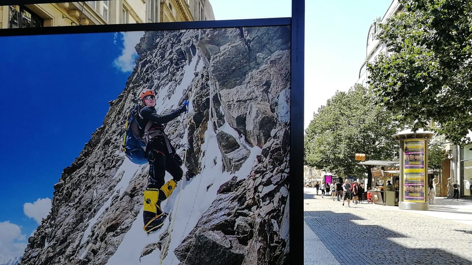 Freiluft-Fotoausstellung vom K2 auf der Prager Straße „Na Příkopě“ (Foto: Štěpánka Budková) Freiluft-Fotoausstellung vom K2 auf der Prager Straße „Na Příkopě“ (Foto: Štěpánka Budková)