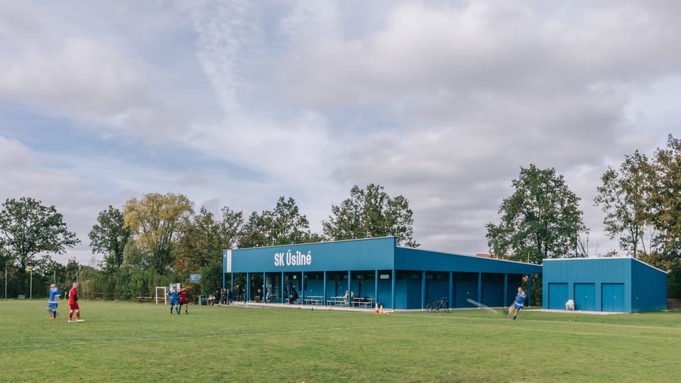 re:architekti,  Fußballverein + Infrastruktur,  Pavillon in Úsilné  (Gemeindezentrum Úsilné),  2014–2024 | Foto: Ondřej Bouška,  Nationalgalerie Prag