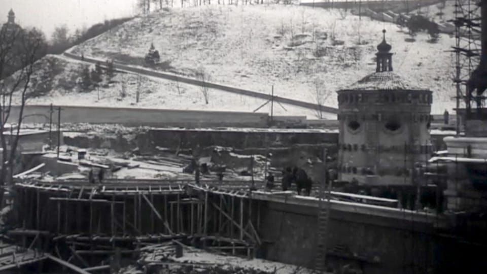 Verlegung der Kapelle der Heiligen Maria Magdalena im Februar 1956 | Foto: Přesun kaple svaté Máří Magdaleny / ČT