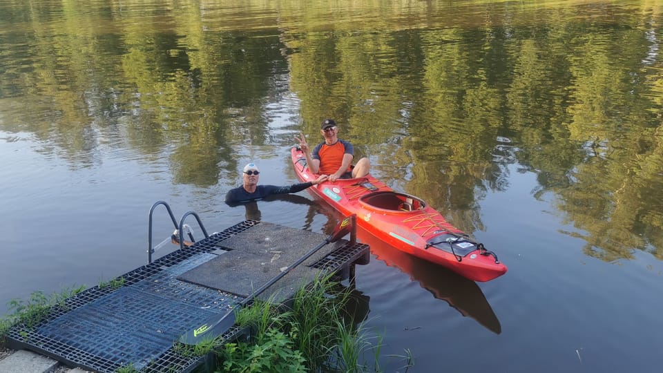 Der „schwimmende Professor“, begleitet von seinem Schwager im Kajak | Foto: Benjamin Heberling, Pure Elbe Der „schwimmende Professor“, begleitet von seinem Schwager im Kajak | Foto: Benjamin Heberling, Pure Elbe