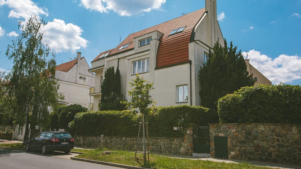 Anfang der 1920er Jahre baute die Baugenossenschaft „Rodina“ auf dem Žlutý-Hügel eine Gartenvillenkolonie. Bohuslav Fuchs entwarf die Villa, die dann in den Jahren 1923-1924 in verschiedenen Modifikationen realisiert wurde | Foto: Jana Volková, Tschechischer Rundfunk Anfang der 1920er Jahre baute die Baugenossenschaft „Rodina“ auf dem Žlutý-Hügel eine Gartenvillenkolonie. Bohuslav Fuchs entwarf die Villa, die dann in den Jahren 1923-1924 in verschiedenen Modifikationen realisiert wurde | Foto: Jana Volková, Tschechischer Rundfunk