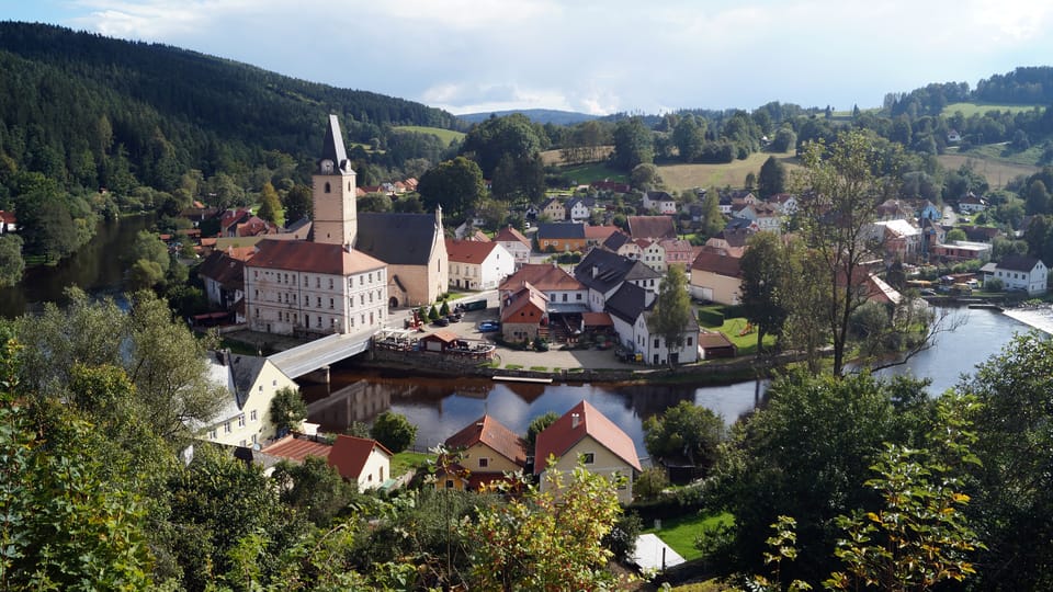 Blick von der Burg auf Rosenberg / Rožmberk in der Moldau-Biegung | Foto: Miloš Turek, Radio Prague International Blick von der Burg auf Rosenberg / Rožmberk in der Moldau-Biegung | Foto: Miloš Turek, Radio Prague International