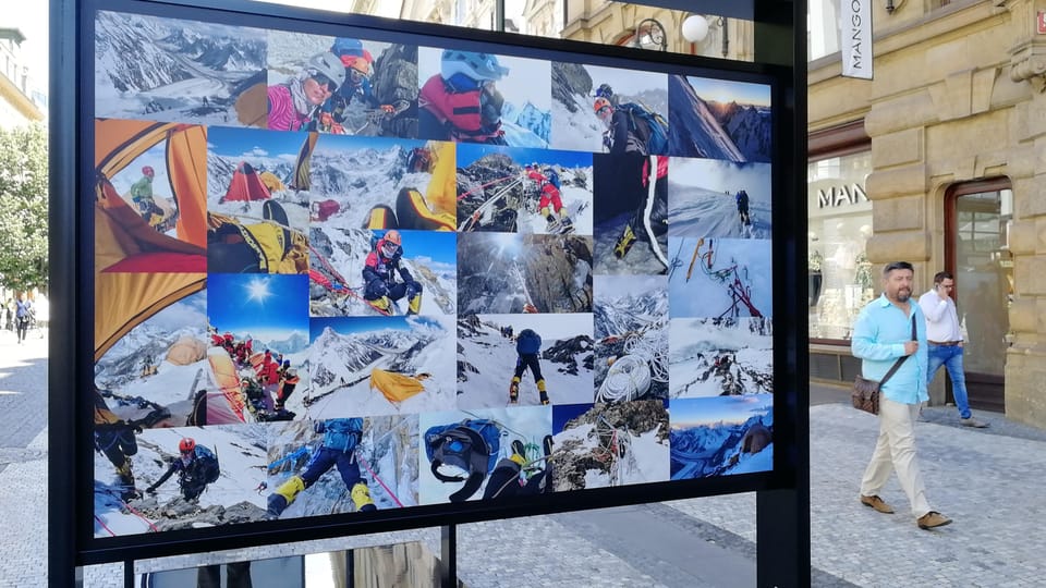 Freiluft-Fotoausstellung vom K2 auf der Prager Straße „Na Příkopě“ (Foto: Štěpánka Budková) Freiluft-Fotoausstellung vom K2 auf der Prager Straße „Na Příkopě“ (Foto: Štěpánka Budková)