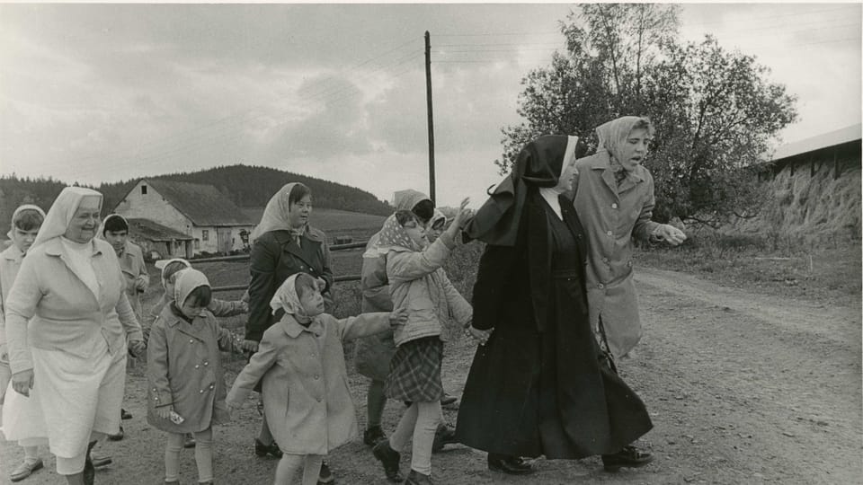 „Die Schwester kam aus dem Urlaub zurück“,  aus der Serie „Schwestern“,  Horní Poustevna,  1983 | Foto: Dagmar Hochová,  Moravian Gallery Brno