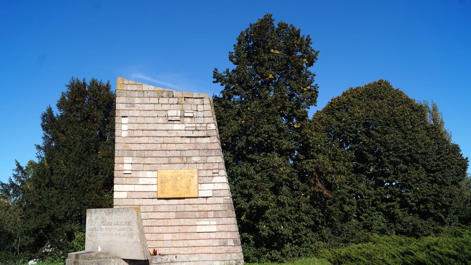 Denkmal für die Opfer des Massakers von Lahovice | Foto: Miloš Turek, Radio Prague International Denkmal für die Opfer des Massakers von Lahovice | Foto: Miloš Turek, Radio Prague International