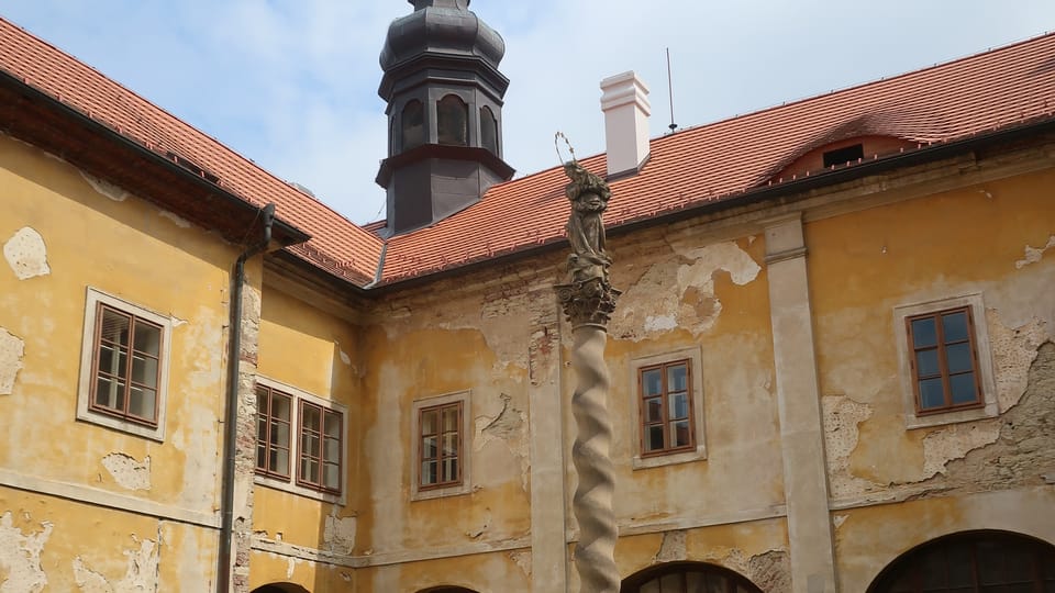 Säule mit einer Statue der Maria Immaculata im Klosterhof | Foto: Martina Schneibergová, Radio Prague International Säule mit einer Statue der Maria Immaculata im Klosterhof | Foto: Martina Schneibergová, Radio Prague International