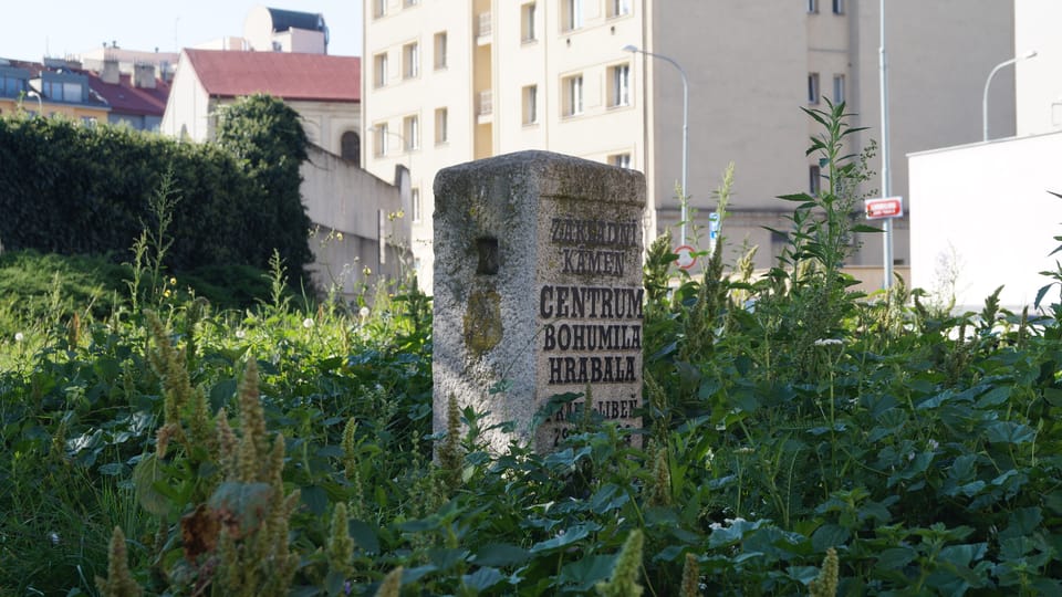 Grundstein des unrealisierten Bohumil-Hrabal-Zentrums | Foto: Radio Prague International Grundstein des unrealisierten Bohumil-Hrabal-Zentrums | Foto: Radio Prague International