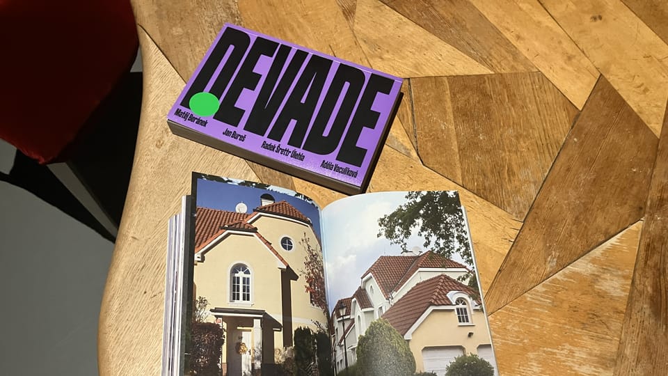 Das Buch DEVADE | Foto: Hannah Vaughan,  Radio Prague International