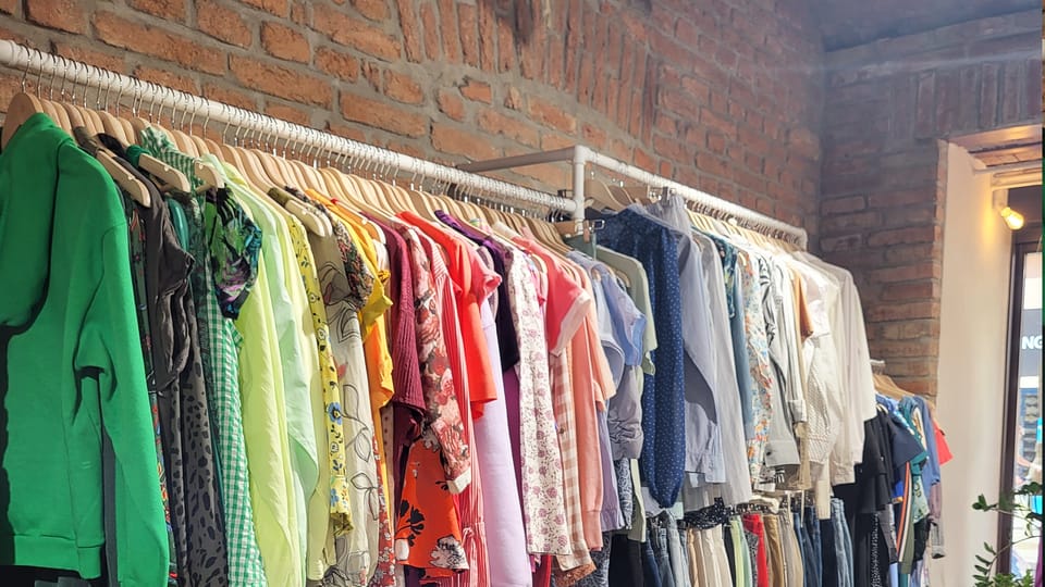 Ein buntes Angebot an Secondhand-Kleidung | Foto: Emely Sander, Radio Prague International Ein buntes Angebot an Secondhand-Kleidung | Foto: Emely Sander, Radio Prague International
