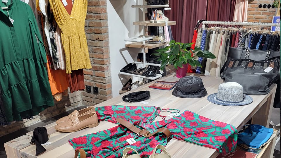 Eine große Auswahl an Kleidung, Schuhen und Taschen | Foto: Emely Sander, Radio Prague International Eine große Auswahl an Kleidung, Schuhen und Taschen | Foto: Emely Sander, Radio Prague International