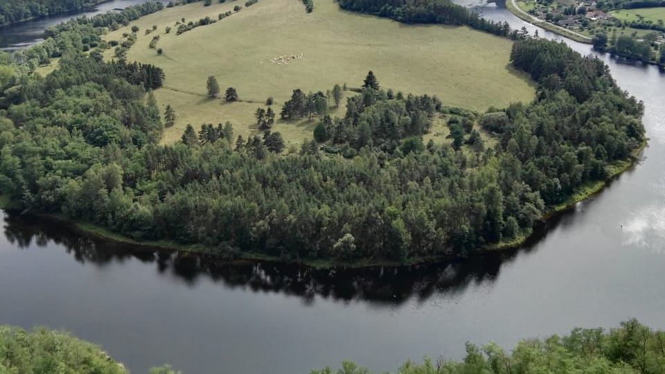 Moldauschleife bei Solenice, ganz hinten steht Milada-Aussichtsturm (Foto: Lenka Žižková) Moldauschleife bei Solenice, ganz hinten steht Milada-Aussichtsturm (Foto: Lenka Žižková)