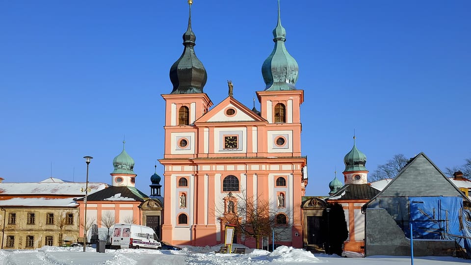 Wallfahrtsort Chlum Svaté Maří / Maria Kulm mit der Wallfahrtskirche Mariä Himmelfahrt und St. Maria Magdalena  (Foto: Lubor Ferenc,  CC BY-SA 4.0)