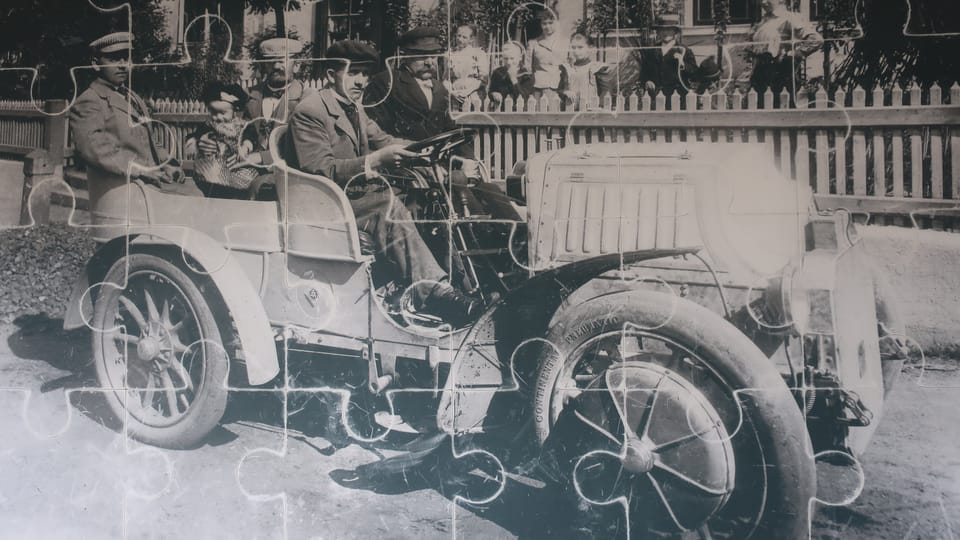 Ferdinand Porsche chauffiert Vater und Bruder im Lohner-Porsche Mixte,  Aufnahme von 1902,  abfotografiert  | Foto:  Till Janzer,  Radio Prague International