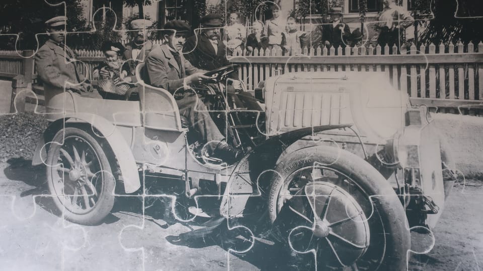 Ferdinand Porsche chauffiert Vater und Bruder im Lohner-Porsche Mixte, Aufnahme von 1902, abfotografiert | Foto: Till Janzer, Radio Prague International Ferdinand Porsche chauffiert Vater und Bruder im Lohner-Porsche Mixte, Aufnahme von 1902, abfotografiert | Foto: Till Janzer, Radio Prague International