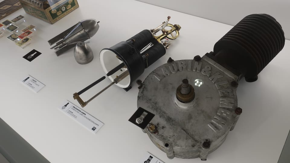 Ausstellung im Geburtshaus, Kohlenbogenlampe | Foto: Till Janzer, Radio Prague International Ausstellung im Geburtshaus, Kohlenbogenlampe | Foto: Till Janzer, Radio Prague International