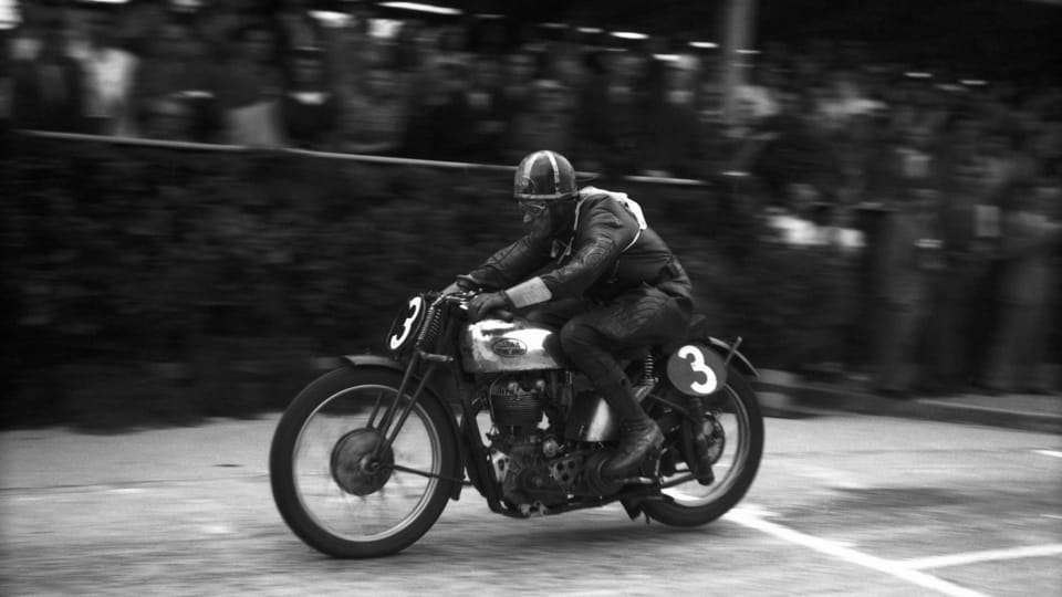 Rennfahrer Vitvar auf Jawa, 1946 | Foto: Václav Chochola, © Archiv B&M Chochola Rennfahrer Vitvar auf Jawa, 1946 | Foto: Václav Chochola, © Archiv B&M Chochola