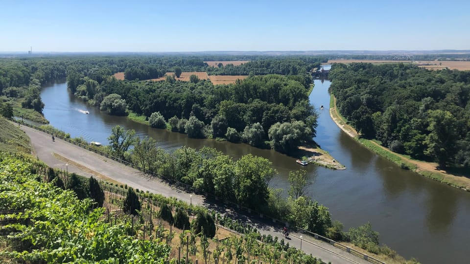 Zusammenflüsse von Elbe und Moldau (ganz links) und von Elbe und Moldau-Schiffahrtskanal Vraňany–Hořín (rechts). Foto: Ivana Vonderková Zusammenflüsse von Elbe und Moldau (ganz links) und von Elbe und Moldau-Schiffahrtskanal Vraňany–Hořín (rechts). Foto: Ivana Vonderková