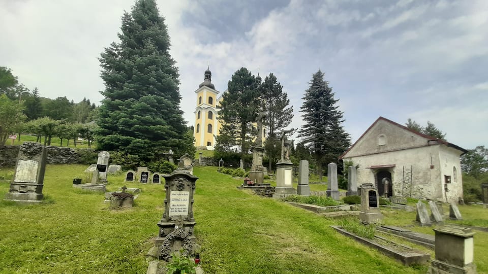 Kirche Mariä Himmelfahrt in Neratov,  Friedhof und Friedhofskapelle  (das umgebaute Presbyterium der ehemaligen Kirche). Foto: Lenka Žižková