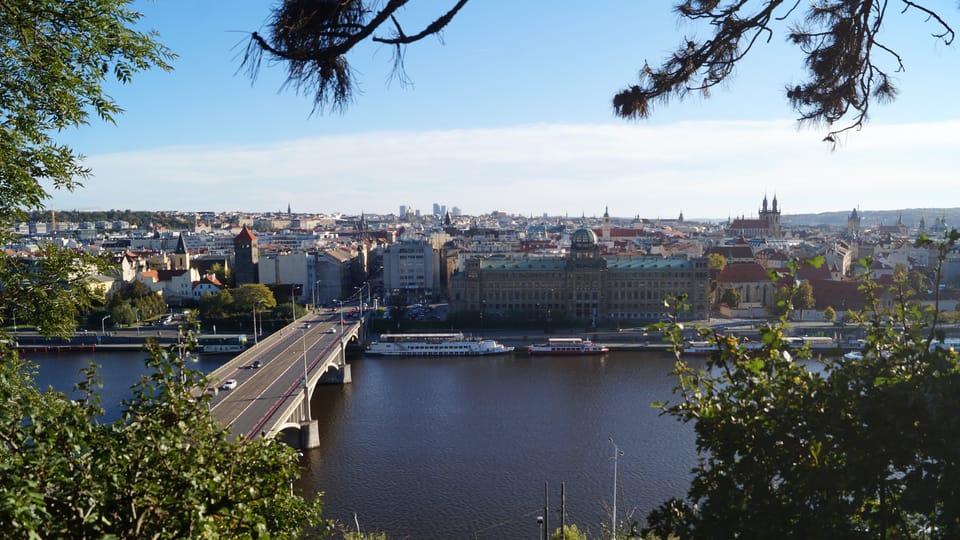 Ausblick auf die Moldau mit der Čech-Brücke vom Letná-Schlösschen | Foto: Miloš Turek, Radio Prague International Ausblick auf die Moldau mit der Čech-Brücke vom Letná-Schlösschen | Foto: Miloš Turek, Radio Prague International